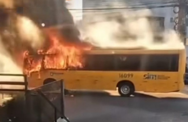 Ônibus queimado por criminosos 